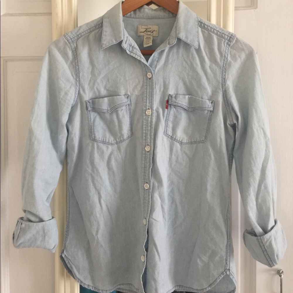 Light blue Levi’s button up shirt